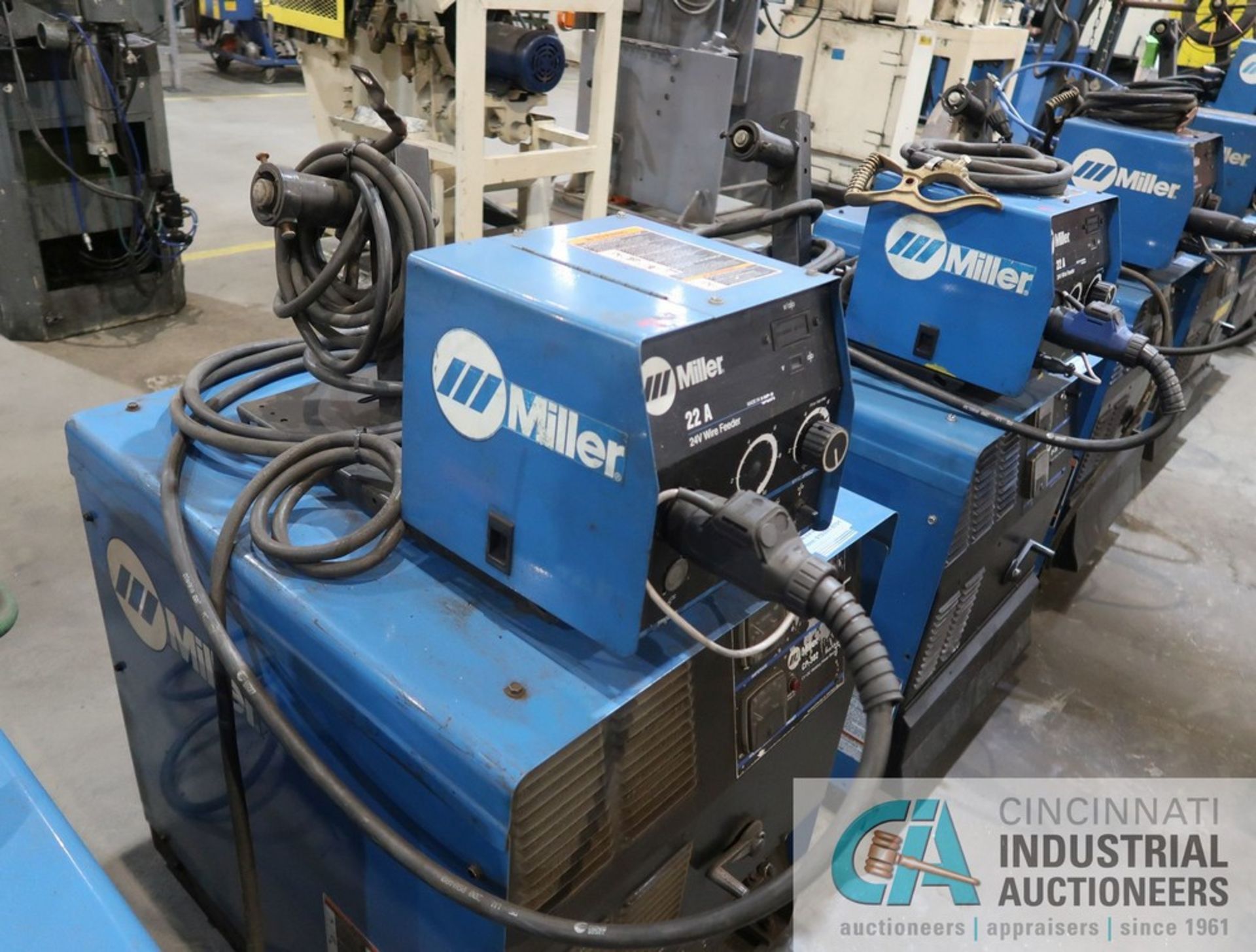 300 AMP MILLER CP-302 CV-DC WELDING POWER SOURCE; S/N LC666631, WITH MILLER 22A 24 VOLT WIRE FEEDER - Image 5 of 6