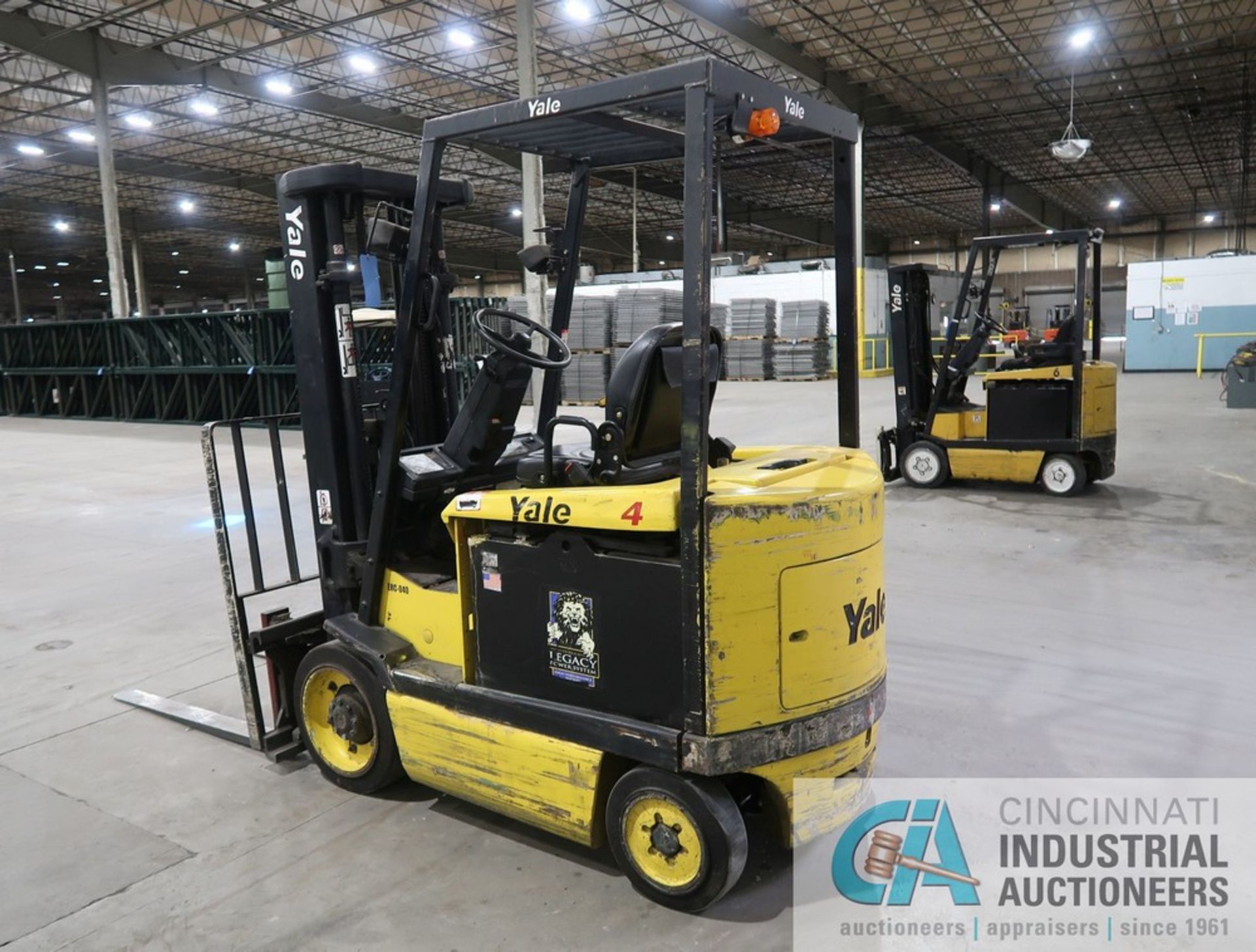 4,000 LB. YALE MODEL ERC-040 SIT DOWN FOUR-WHEEL ELECTRIC LIFT TRUCK; S/N E108V12949X, THREE-STAGE - Image 4 of 14