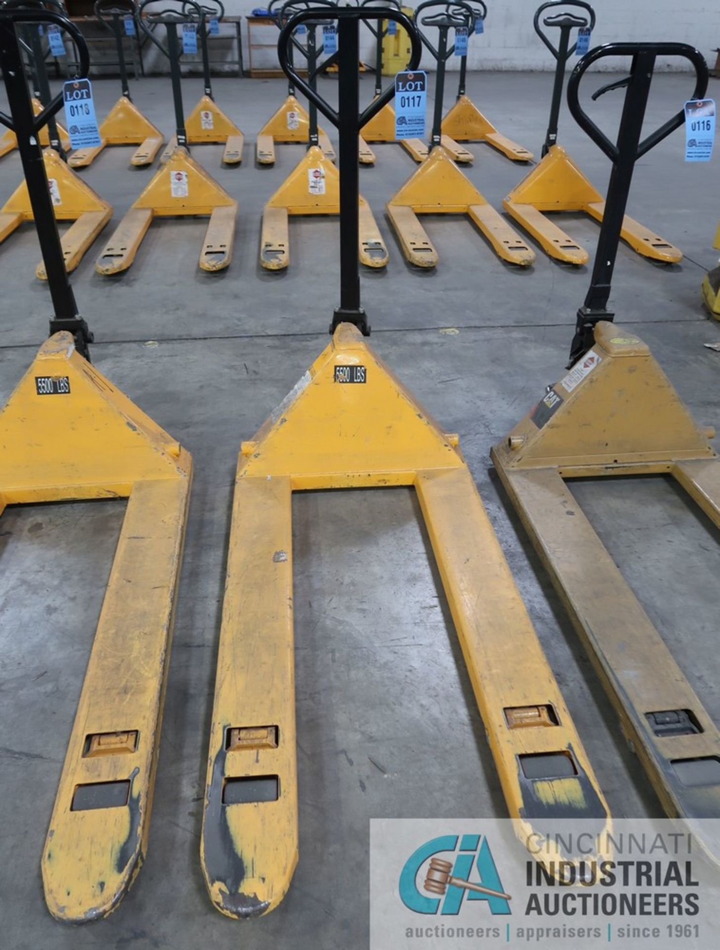 5,500 LB. CAPACITY LR-ALTRA MODEL ALT50 HAND HYDRUALIC PALLET TRUCK