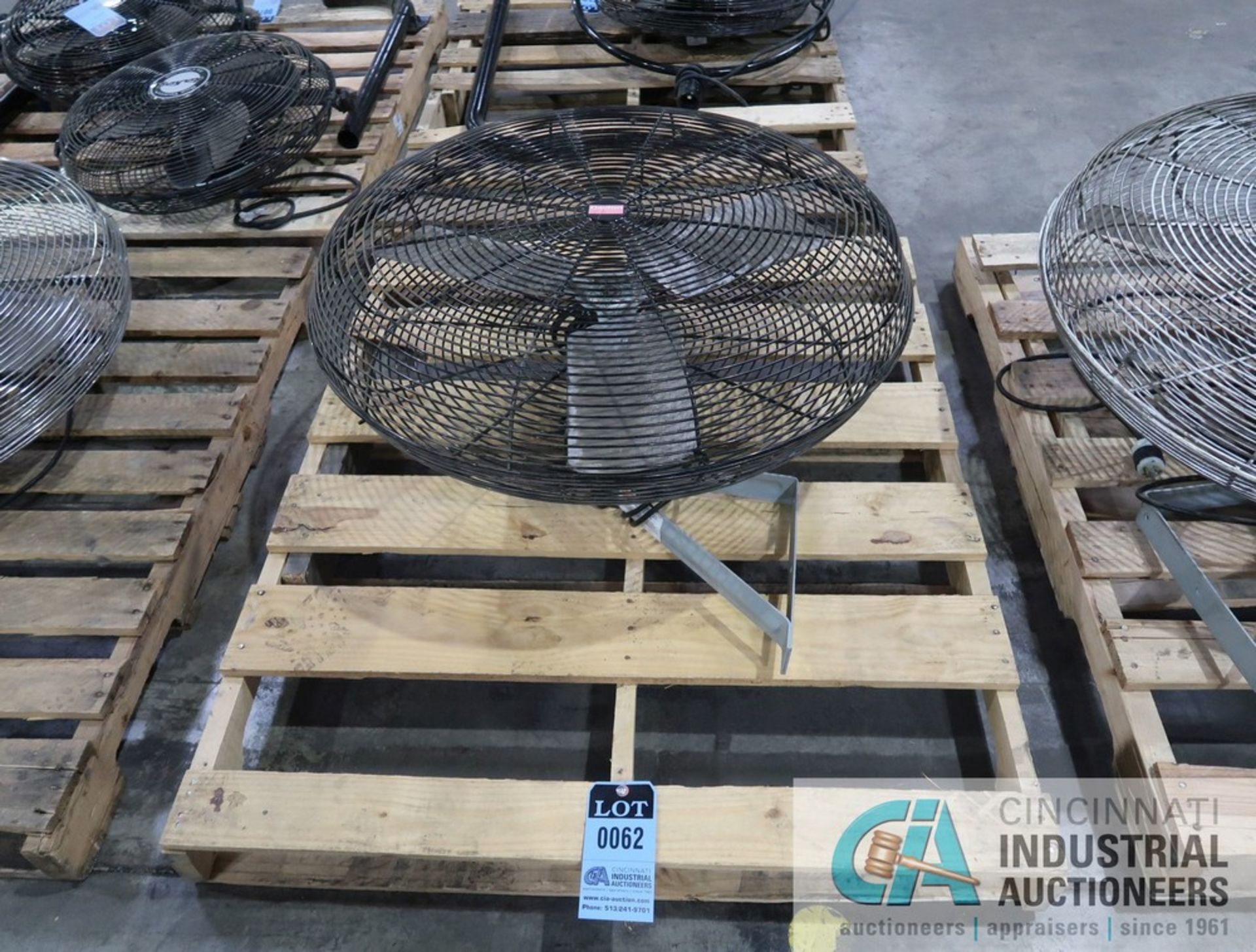 30" DIAMETER DAYTON COLUMN MOUNT INDUSTRIAL DUTY AIR CIRCULATOR