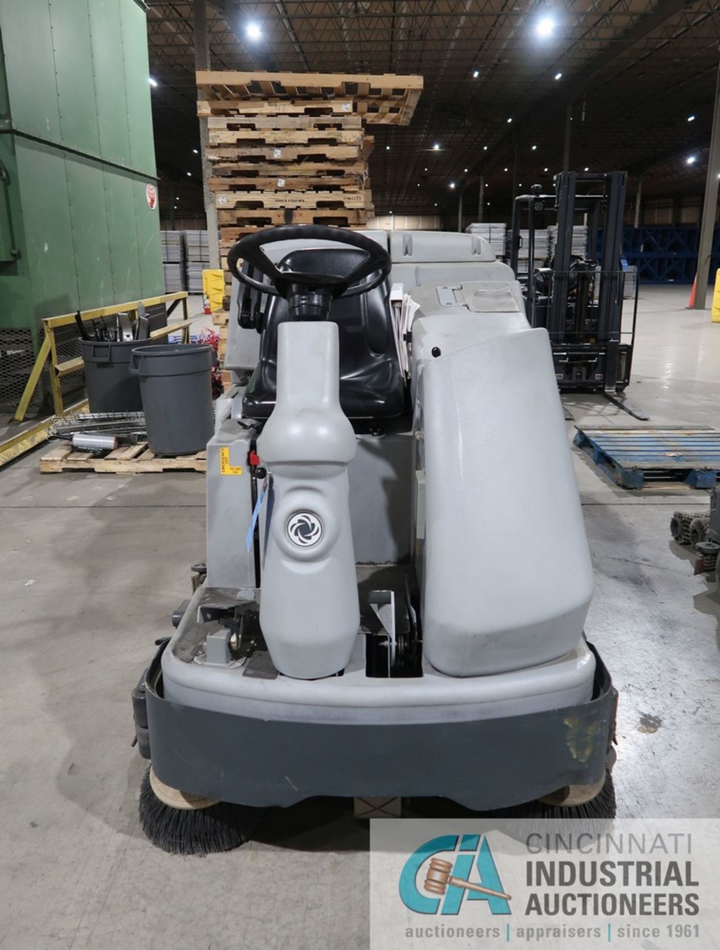 ADVANCE MODEL 4830C ELECTRIC SIT DOWN FLOOR SCRUBBER; S/N 1000045298, 36 VOLT SYSTEM - Image 3 of 7