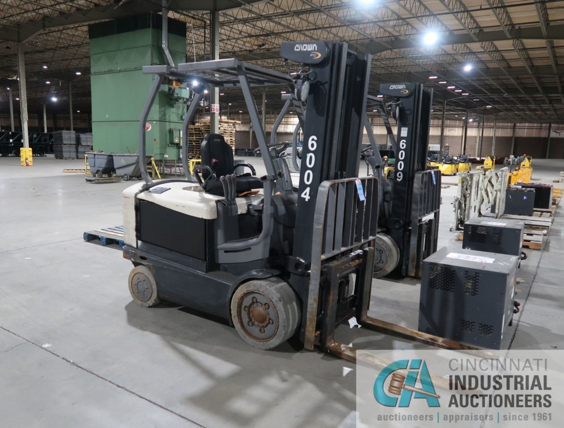 5,500 LB. CROWN MODEL FC4525-60 SIT DOWN FOUR-WHEEL ELECTRIC LIFT TRUCK; S/N 9A177997, WITH CHARGER, - Image 3 of 17