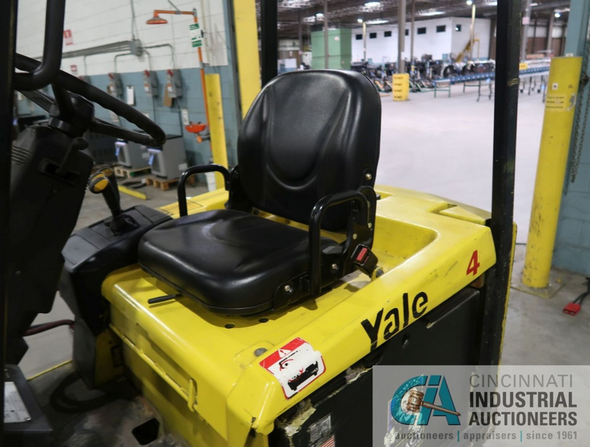 4,000 LB. YALE MODEL ERC-040 SIT DOWN FOUR-WHEEL ELECTRIC LIFT TRUCK; S/N E108V12949X, THREE-STAGE - Image 6 of 14