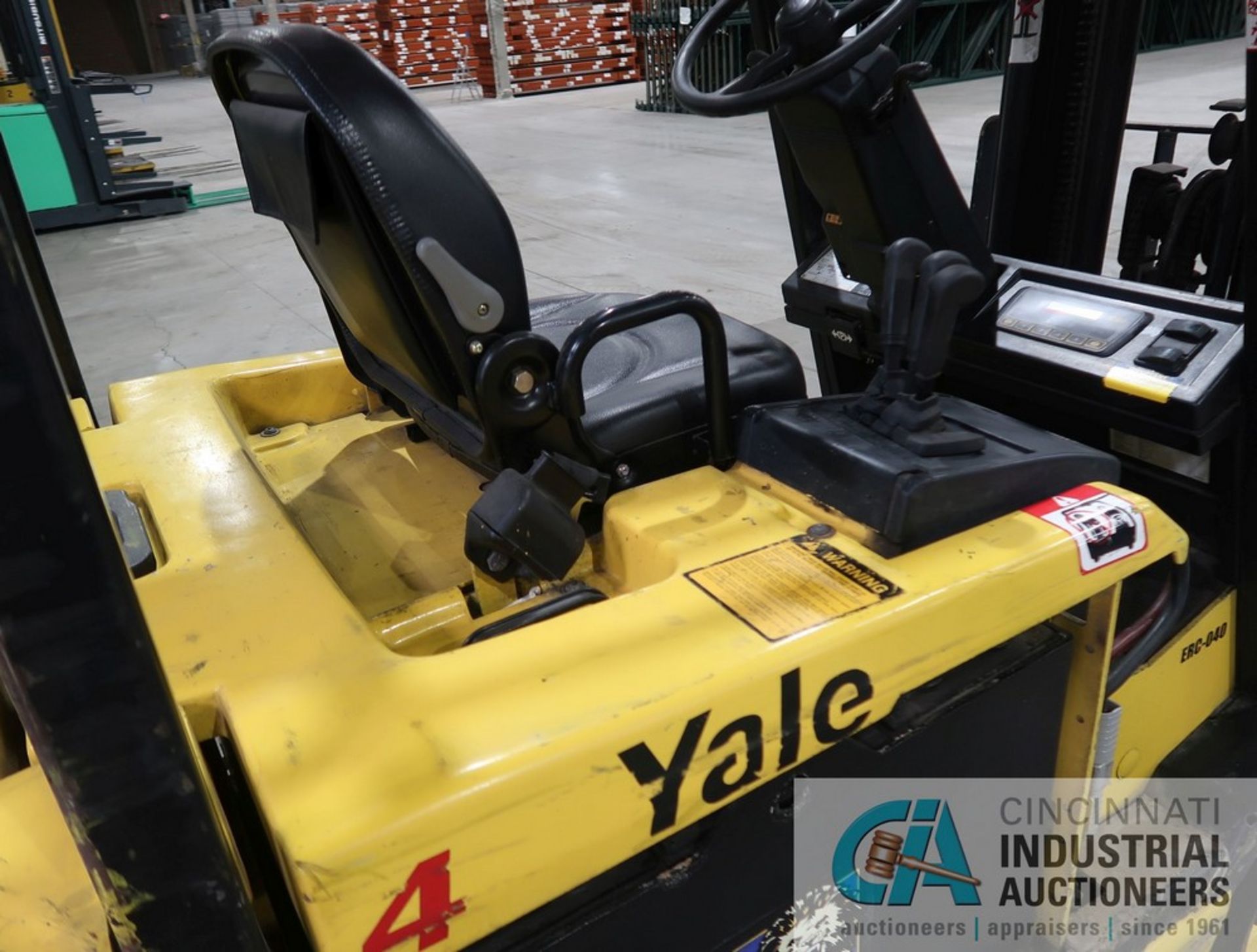 4,000 LB. YALE MODEL ERC-040 SIT DOWN FOUR-WHEEL ELECTRIC LIFT TRUCK; S/N E108V12949X, THREE-STAGE - Image 7 of 14