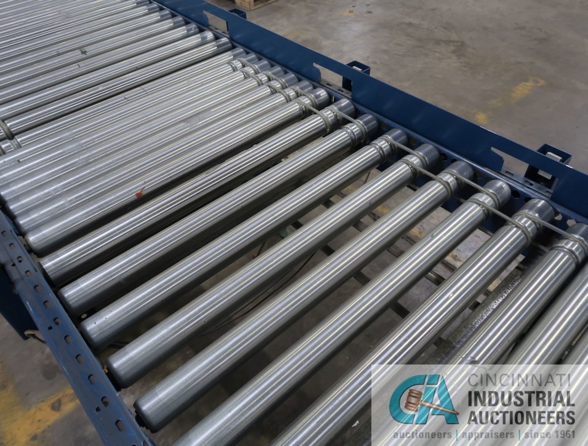 26" WIDE X 120' LONG AUTOMOTION ADJUSTABLE HEIGHT POWER ROLLER CONVEYOR WITH (1) SECTION 22" X 10' - Image 5 of 14