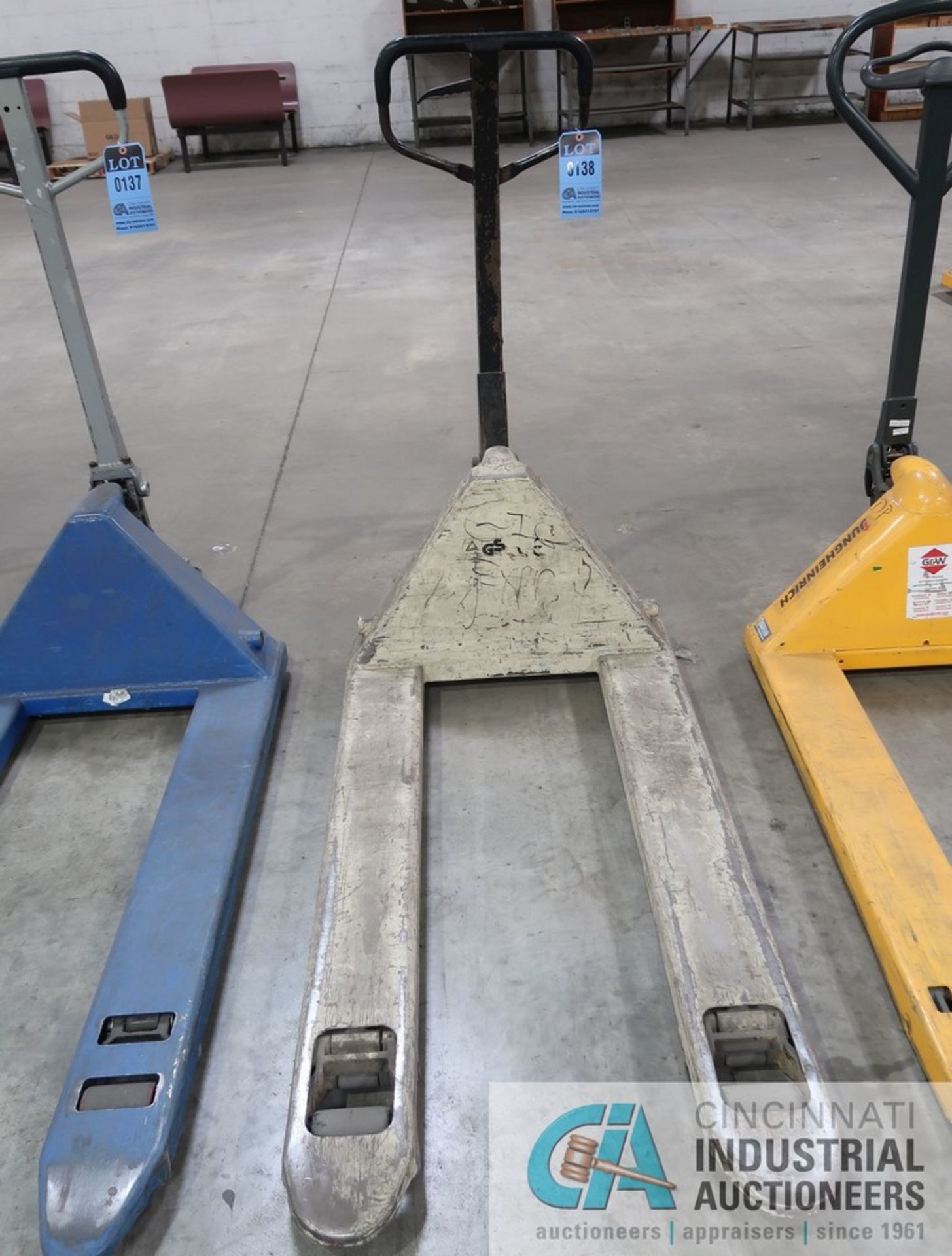 5,500 LB. WESCO HAND HYDRAULIC PALLET TRUCK