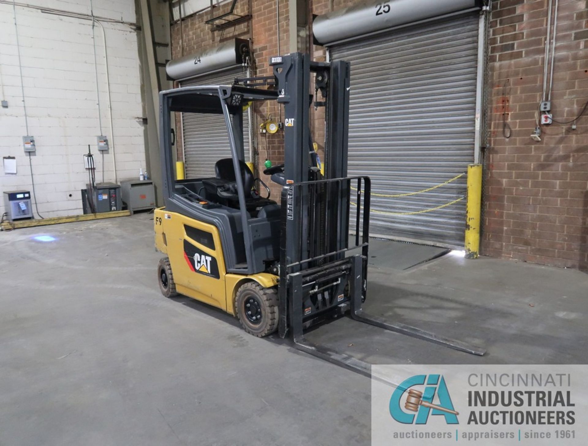 3,000 LB. CAT MODEL EPC-3000 SIT-DOWN ELECTRIC THREE-WHEEL LIFT TRUCK; S/N FN549393, MAX FORK HEIGHT - Image 2 of 9