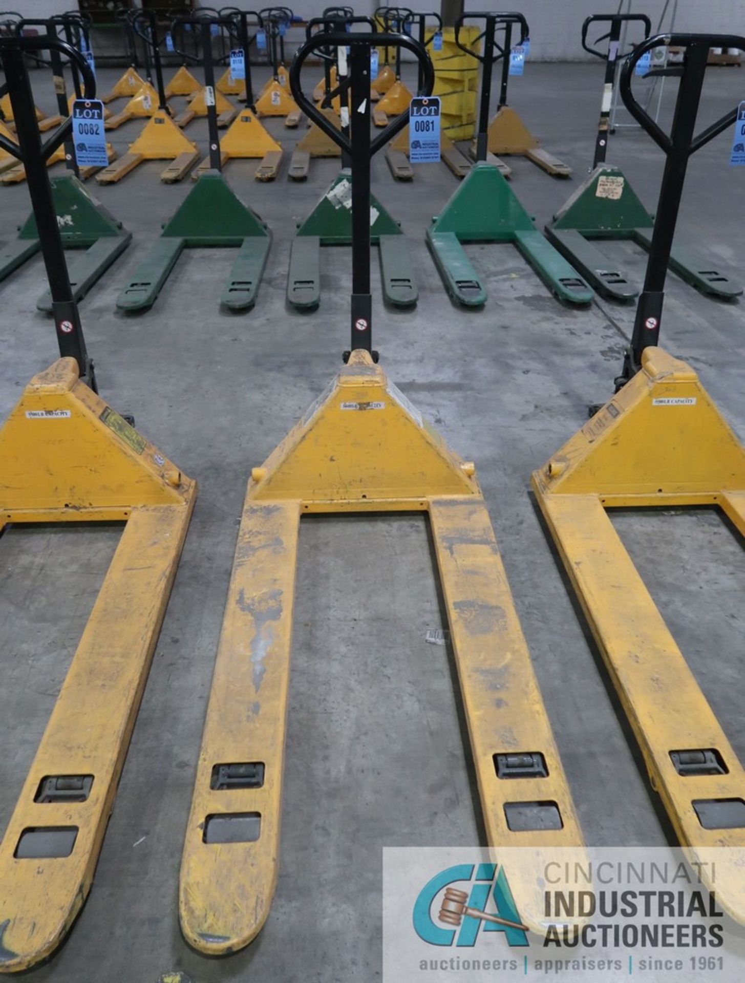 5,500 LB. CAPACITY ULINE MODEL H-1043 HAND HYDRAULIC PALLET TRUCK