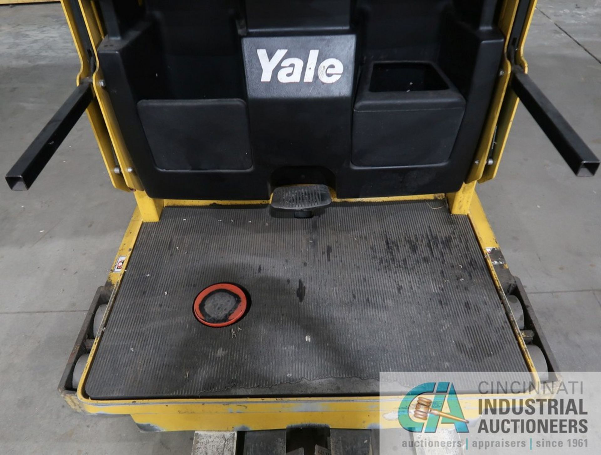 3,000 LB. YALE MODEL OS-030 24 VOLT ELECTRIC ORDER PICKER; S/N E826N03654N, MAX LOAD HEIGHT 300", - Image 7 of 13