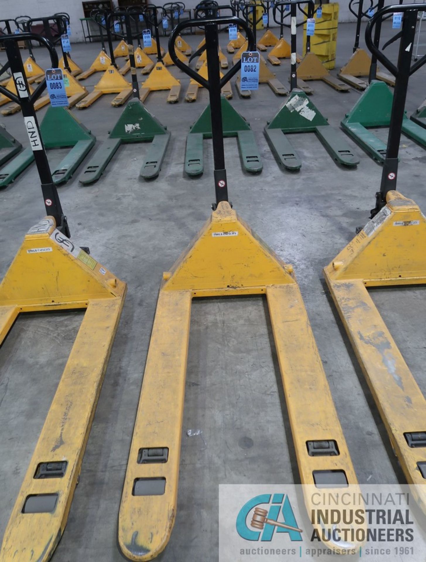 5,500 LB. CAPACITY ULINE MODEL H-1043 HAND HYDRAULIC PALLET TRUCK