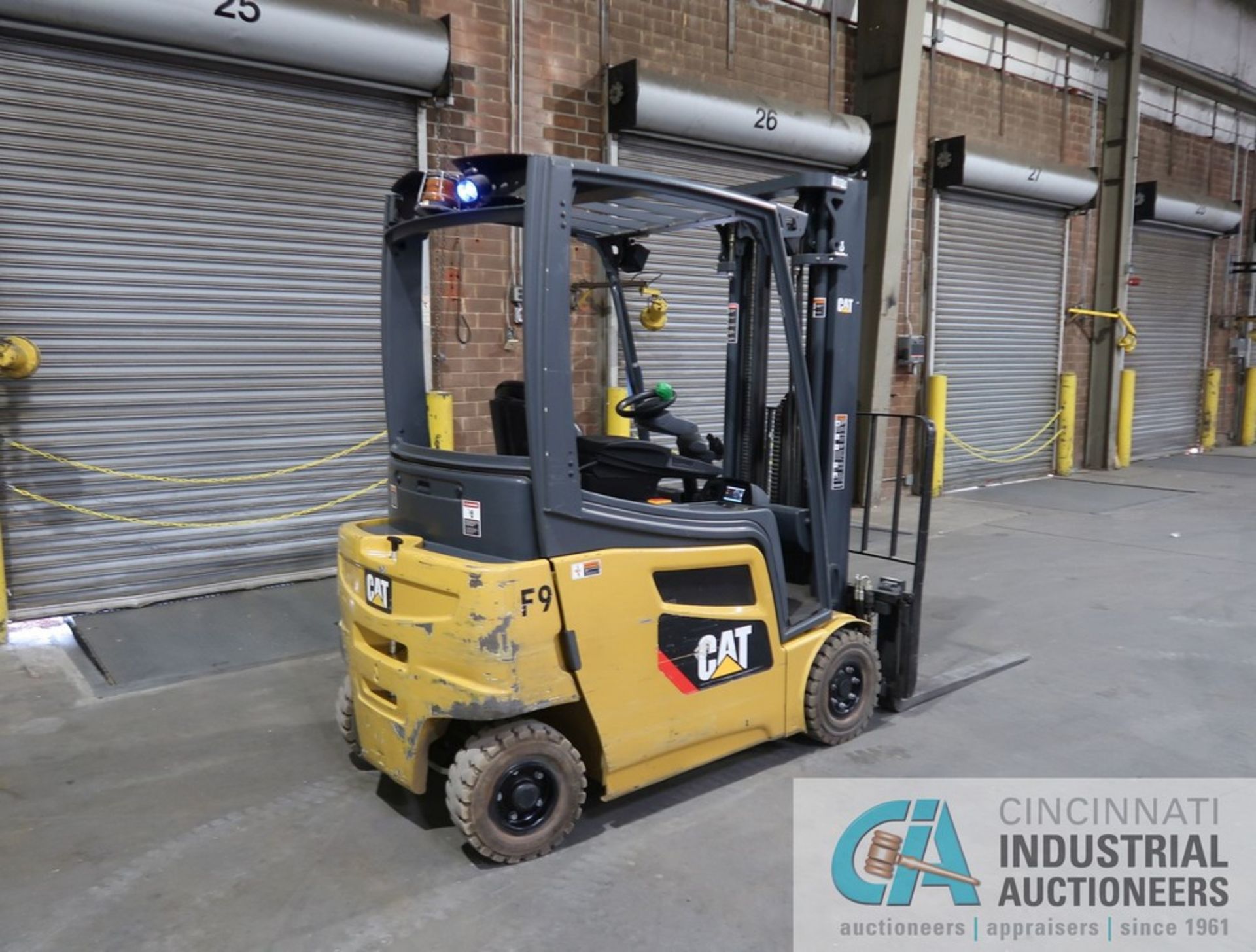 3,000 LB. CAT MODEL EPC-3000 SIT-DOWN ELECTRIC THREE-WHEEL LIFT TRUCK; S/N FN549393, MAX FORK HEIGHT - Image 3 of 9