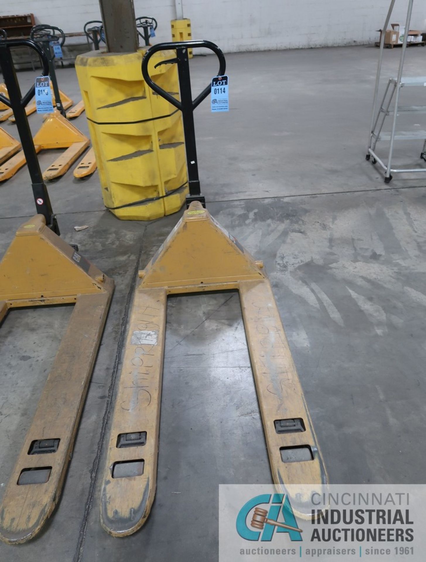 5,500 LB. CATERPILLAR HAND HYDRUALIC PALLET TRUCK