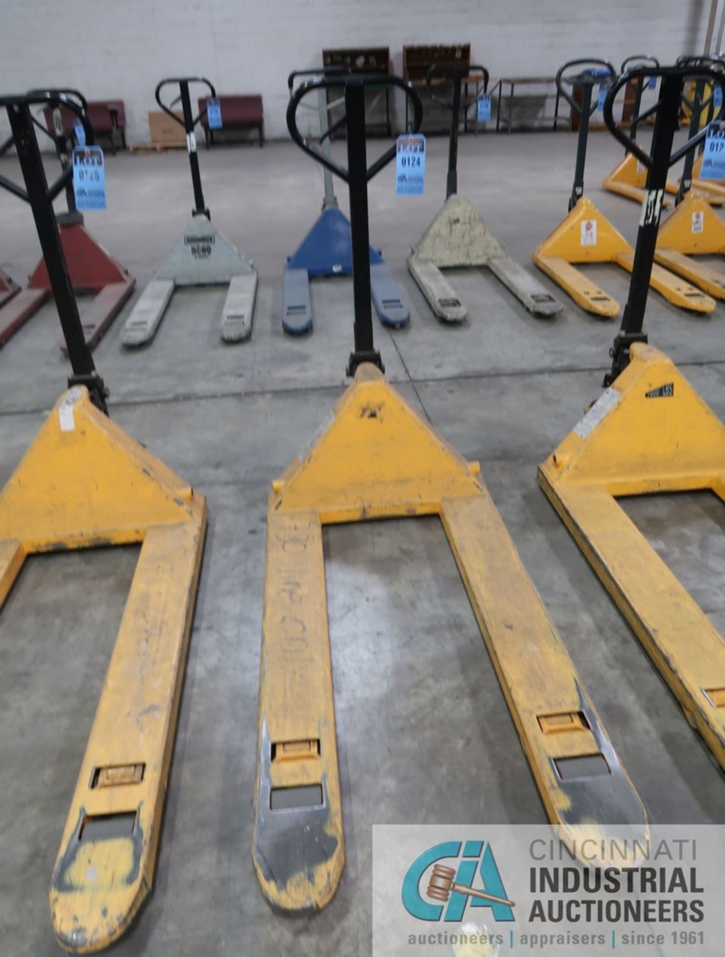 5,500 LB. CAPACITY LR-ALTRA MODEL ALT50 HAND HYDRUALIC PALLET TRUCK