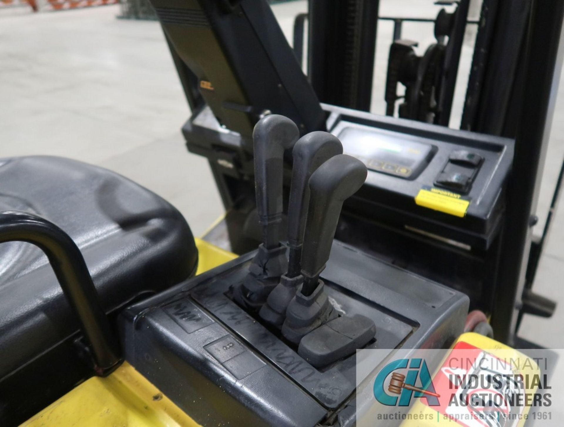 4,000 LB. YALE MODEL ERC-040 SIT DOWN FOUR-WHEEL ELECTRIC LIFT TRUCK; S/N E108V12949X, THREE-STAGE - Image 8 of 14