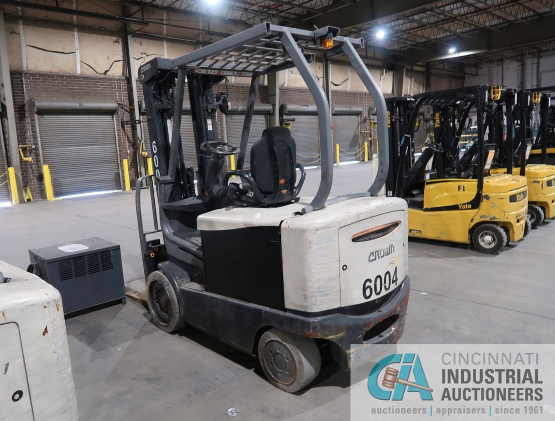 5,500 LB. CROWN MODEL FC4525-60 SIT DOWN FOUR-WHEEL ELECTRIC LIFT TRUCK; S/N 9A177997, WITH CHARGER, - Image 5 of 17