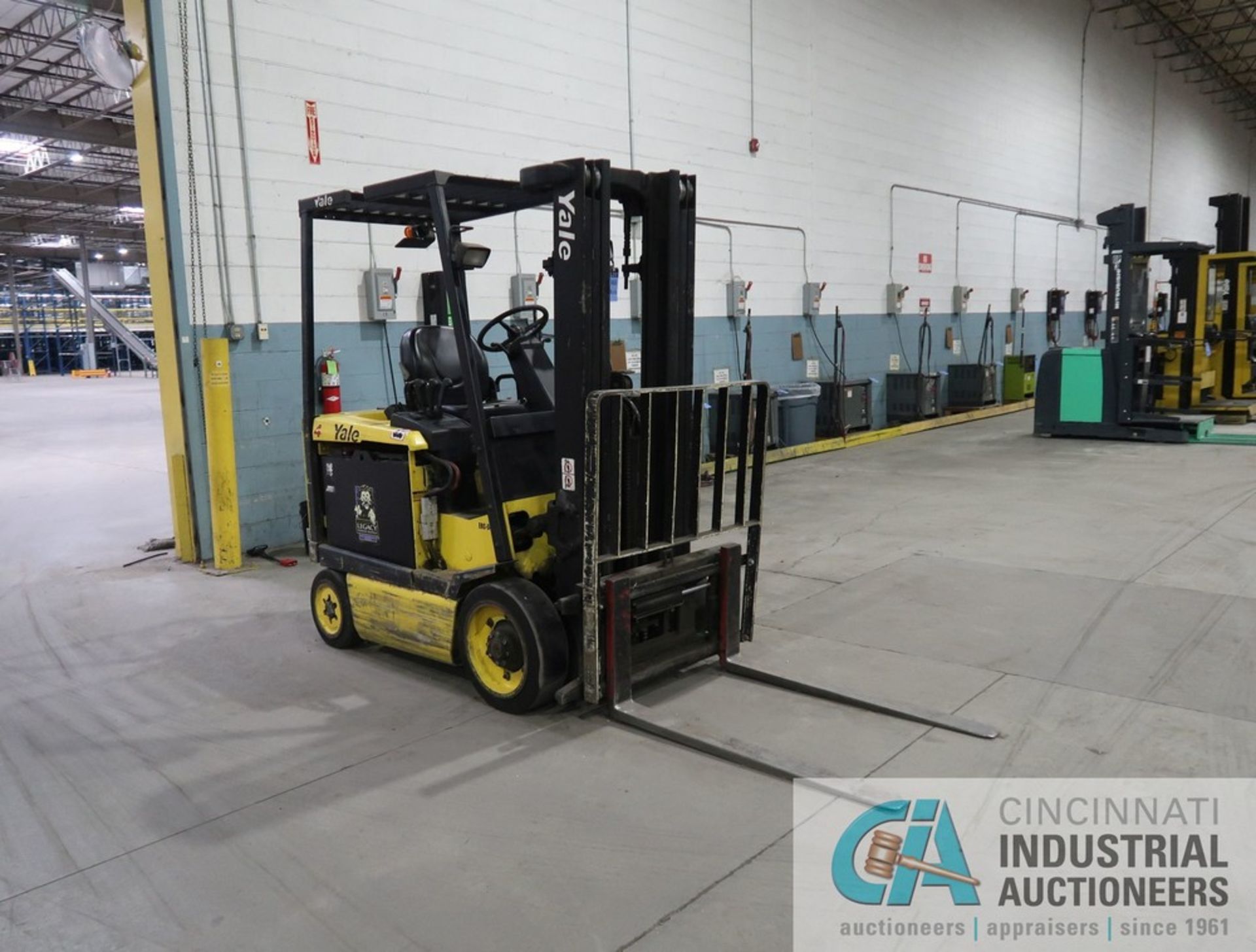 4,000 LB. YALE MODEL ERC-040 SIT DOWN FOUR-WHEEL ELECTRIC LIFT TRUCK; S/N E108V12949X, THREE-STAGE - Image 2 of 14
