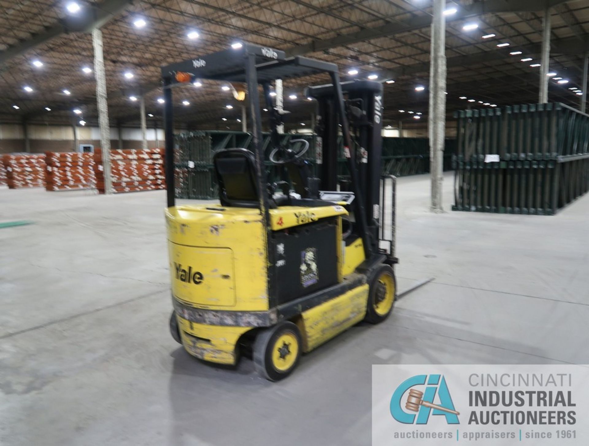 4,000 LB. YALE MODEL ERC-040 SIT DOWN FOUR-WHEEL ELECTRIC LIFT TRUCK; S/N E108V12949X, THREE-STAGE - Image 3 of 14