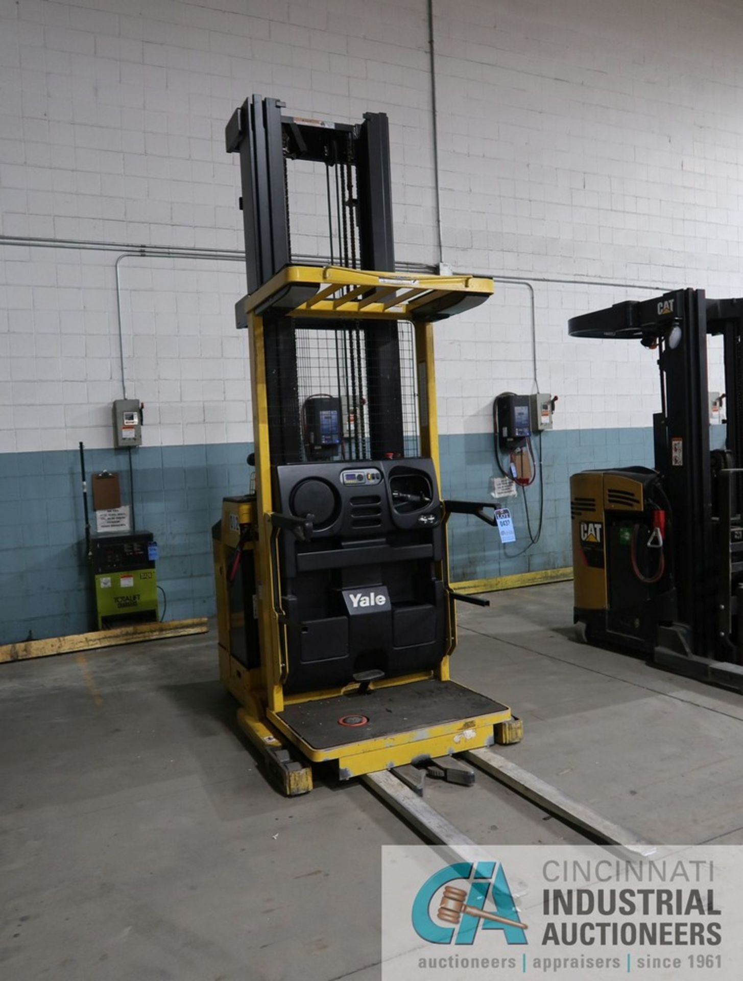 3,000 LB. YALE MODEL OS-030 24 VOLT ELECTRIC ORDER PICKER; S/N E826N03654N, MAX LOAD HEIGHT 300", - Image 2 of 13
