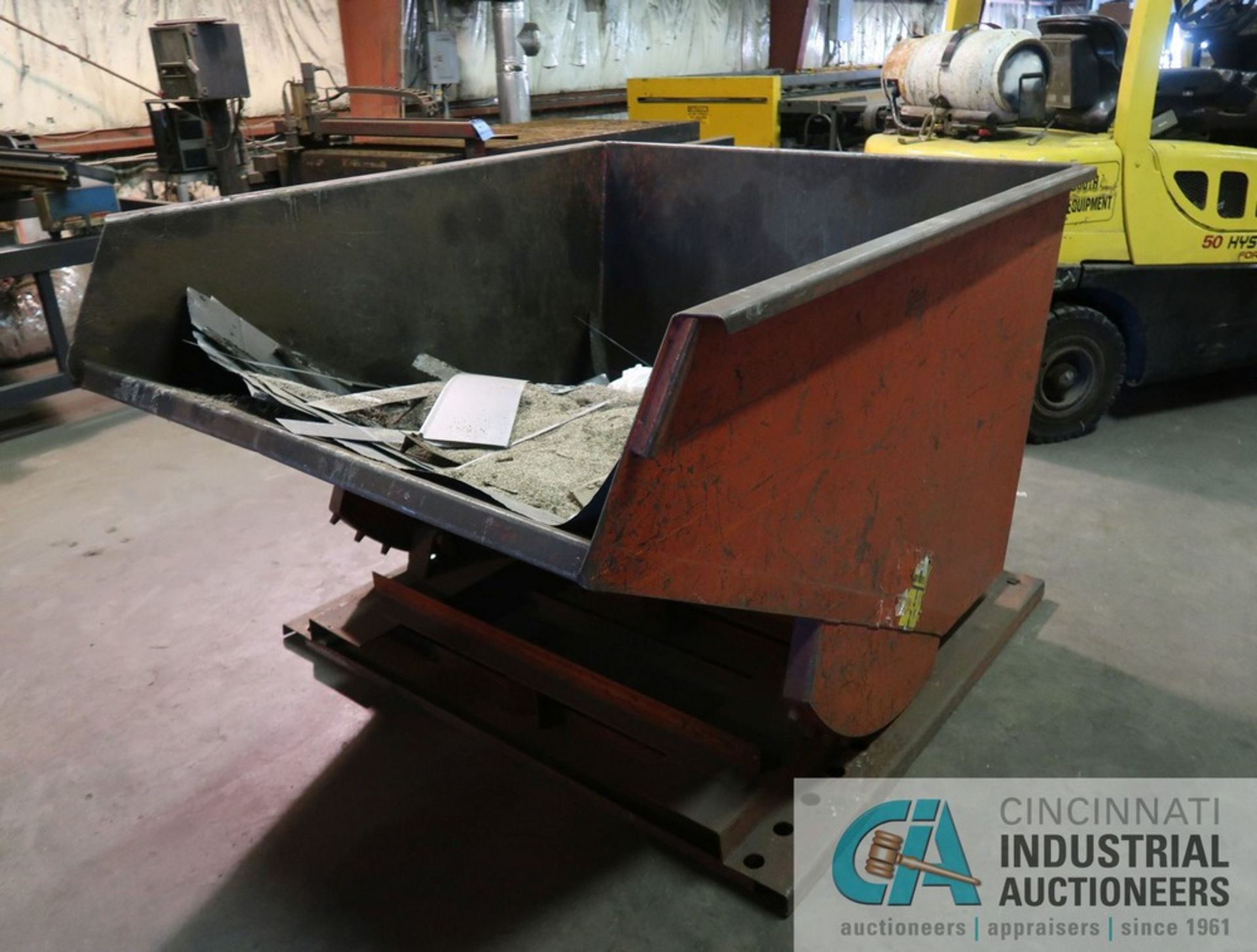 MECO 2 CUBIC YARD CAP SELF DUMPING HOPPER - Image 2 of 3