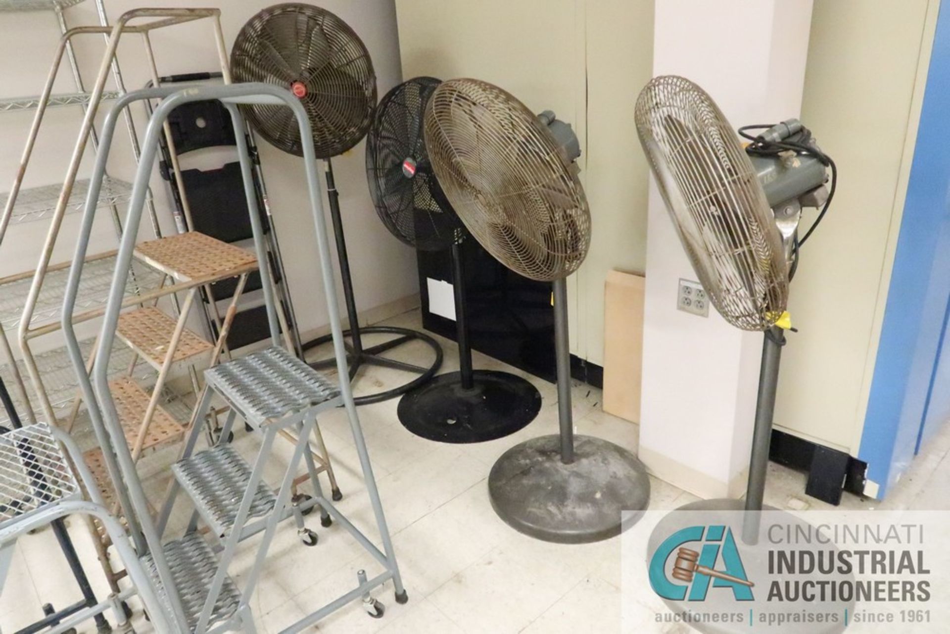 (LOT) SHOP EQUIPMENT; 18" X 48" SHELF UNIT, 24" X 72" METRO RACK, (4) PEDESTAL FANS, (4) PORTABLE - Image 5 of 5