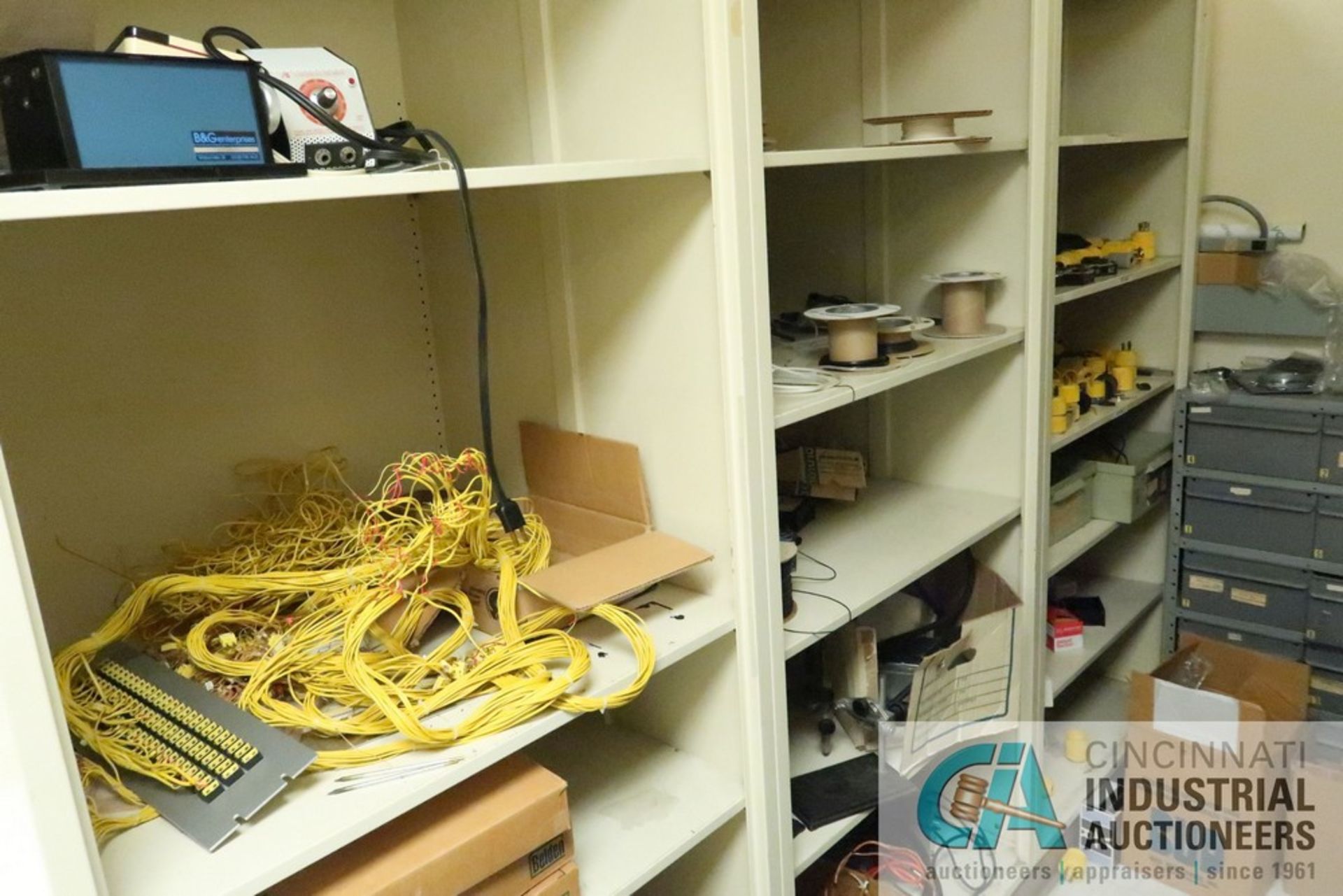 (LOT) CONTENTS OF ROOM INCLUDING WIRE, ELECTRICAL CONNECTIONS, PLUGS, TERMINALS, MODULES, FUSES, - Image 9 of 12