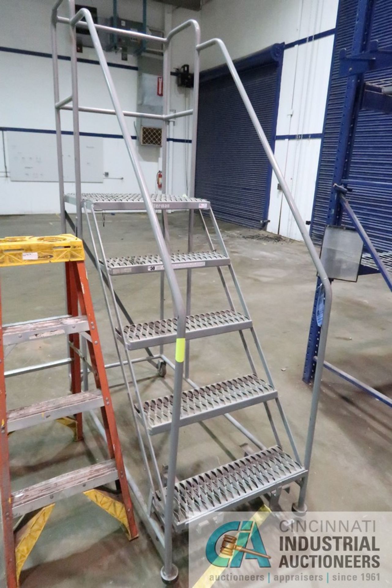 (LOT) 50" PORTABLE SHOP LADDER, 4' STEP LADDER, HYDRAULIC PALLET TRUCK - Image 3 of 5