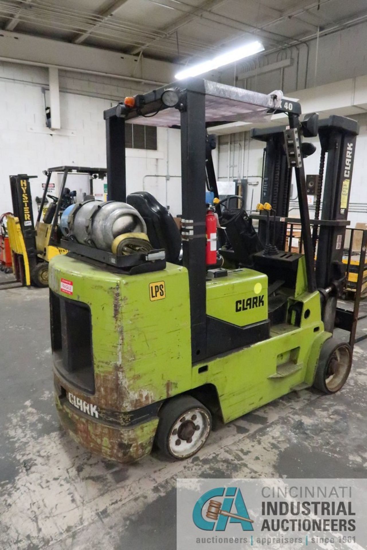 7,700 LB. CLARK MODEL GCX40 SOLID TIRE LP GAS LIFT TRUCK; S/N GX710V-0055, 2-STAGE MAST, MAST HEIGHT - Image 3 of 7