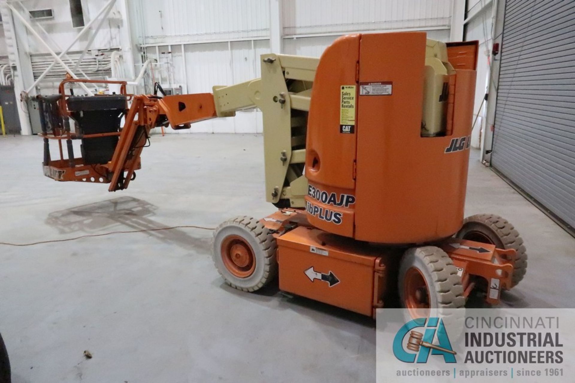 JLG MODEL E300AJP / JIB PLUS ELECTRIC BOOM LIFT; S/N 126695-0300051949, 500 LB. RATED WORK LOAD, MAX - Image 3 of 14