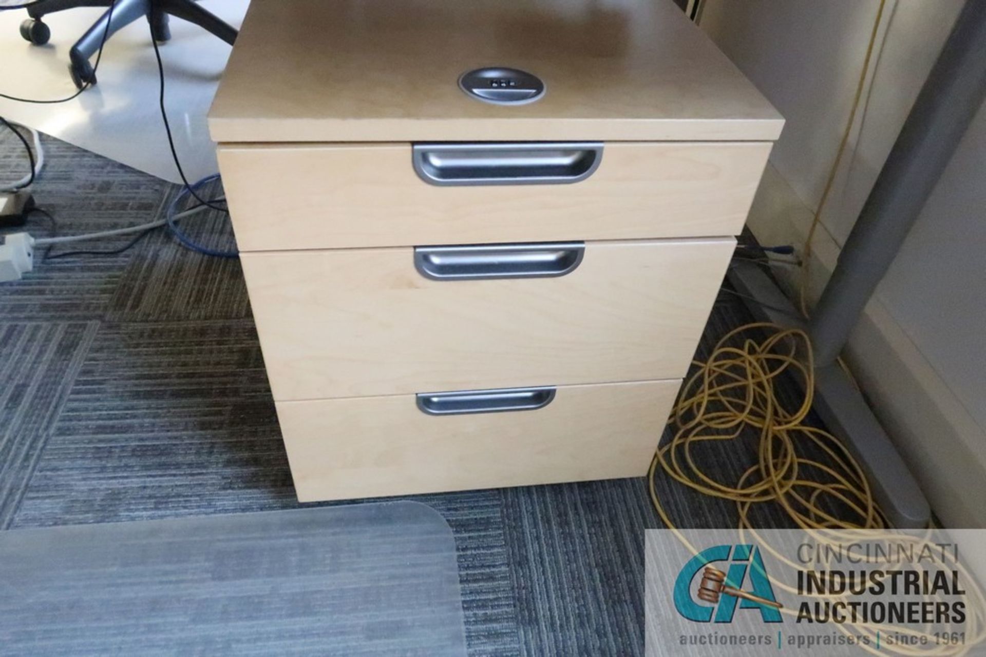 79" X 86" X 24" GALANT L-SHAPED DESK, (1) 3-DRAWER CABINET, (1) STORAGE CABINET, (1) EXECUTIVE - Image 3 of 5