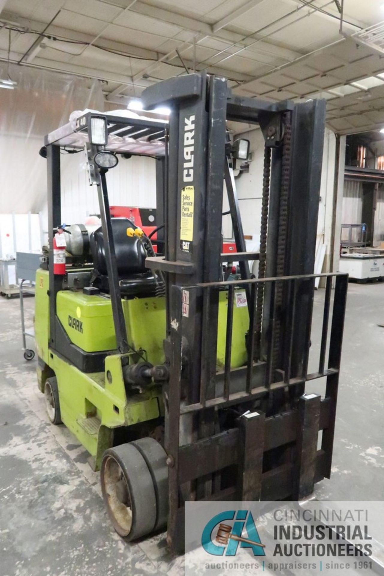 7,700 LB. CLARK MODEL GCX40 SOLID TIRE LP GAS LIFT TRUCK; S/N GX710V-0055, 2-STAGE MAST, MAST HEIGHT - Image 2 of 7