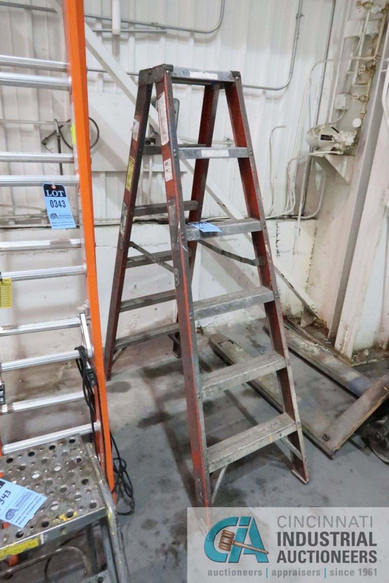 (LOT) 24' EXTENSION LADDER, 6' AND 4' STEP LADDERS AND 30" SHOP LADDER - Image 4 of 5