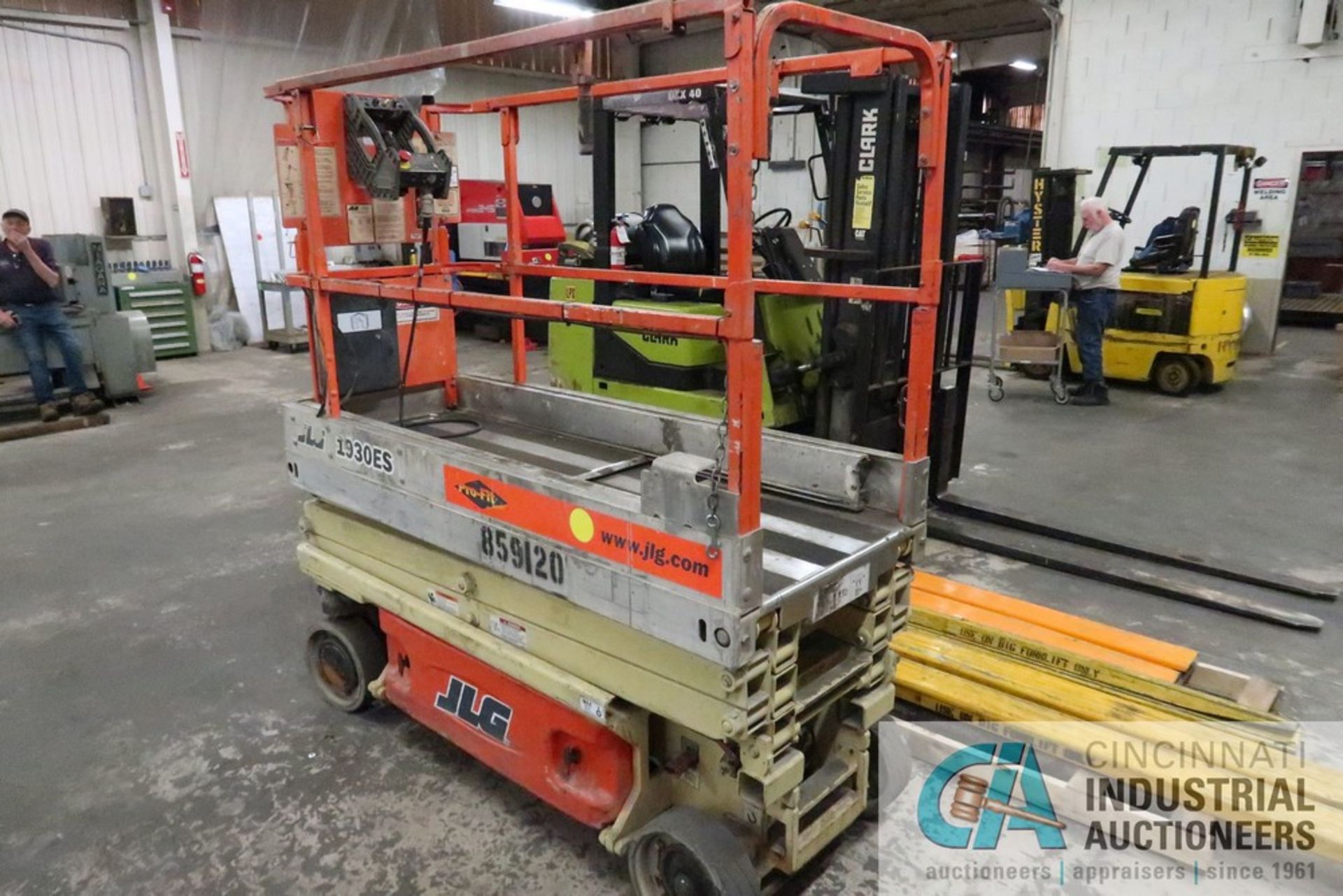 JLG MODEL 1930ES ELECTRIC SCISSOR LIFT; S/N 0200154261, MAX PLATFORM HEIGHT 18', 24 VOLT, 500 LB. - Image 3 of 7