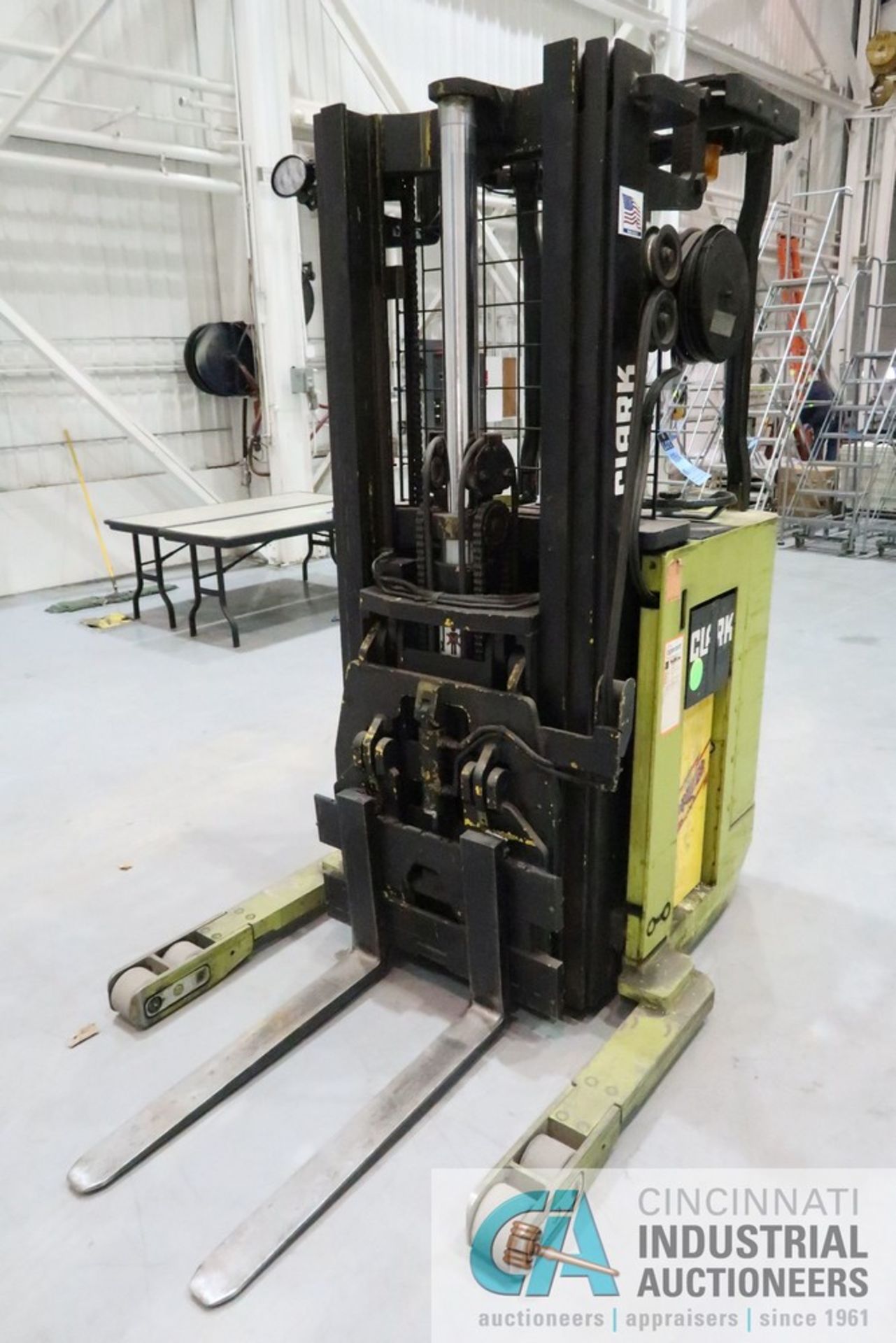 4,000 LB. CLARK NP300-40B ELECTRIC STAND UP LIFT TRUCK; S/N NP-246-0024-54557, 86" 3-STAGE MAST, - Image 4 of 7
