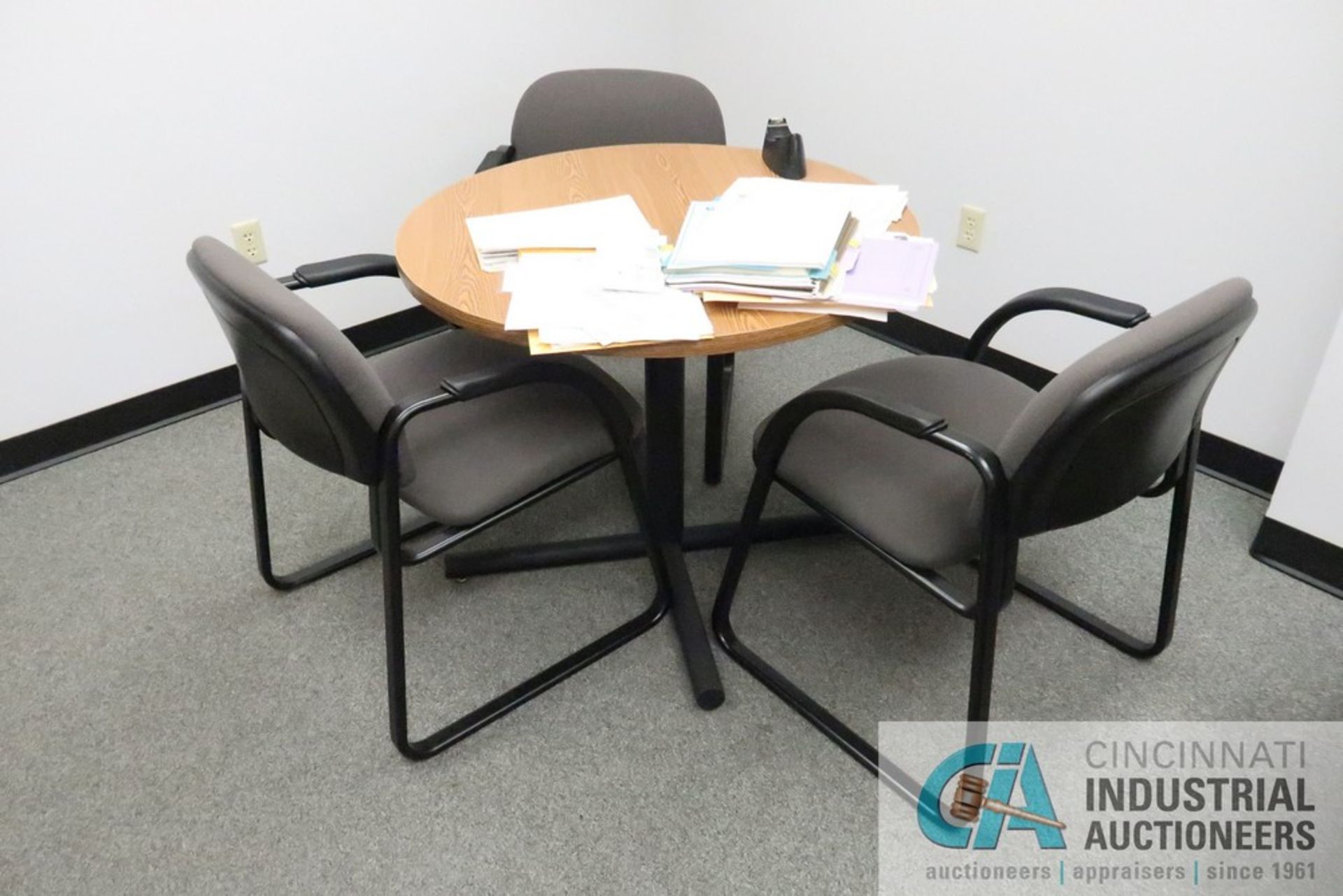 72" X 36" DESK, HON, 4-DRAWER LATERAL FILE HON, (1) EXECUTIVE CHAIR, 36" DIAMETER TABLE, (4) SIDE - Image 4 of 4