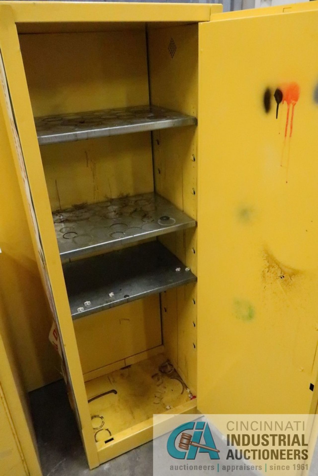 24 GALLON CAPACITY EAGLE FLAMMABLE CABINET - Image 3 of 3