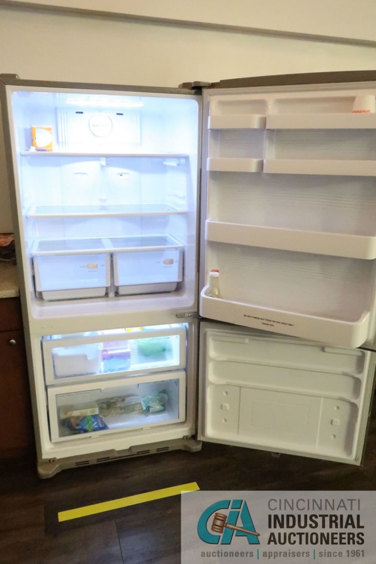 STAINLESS STEEL REFRIGERATOR, SAMSUNG MODEL RB195ACPN WITH ICE MAKER - Image 3 of 4