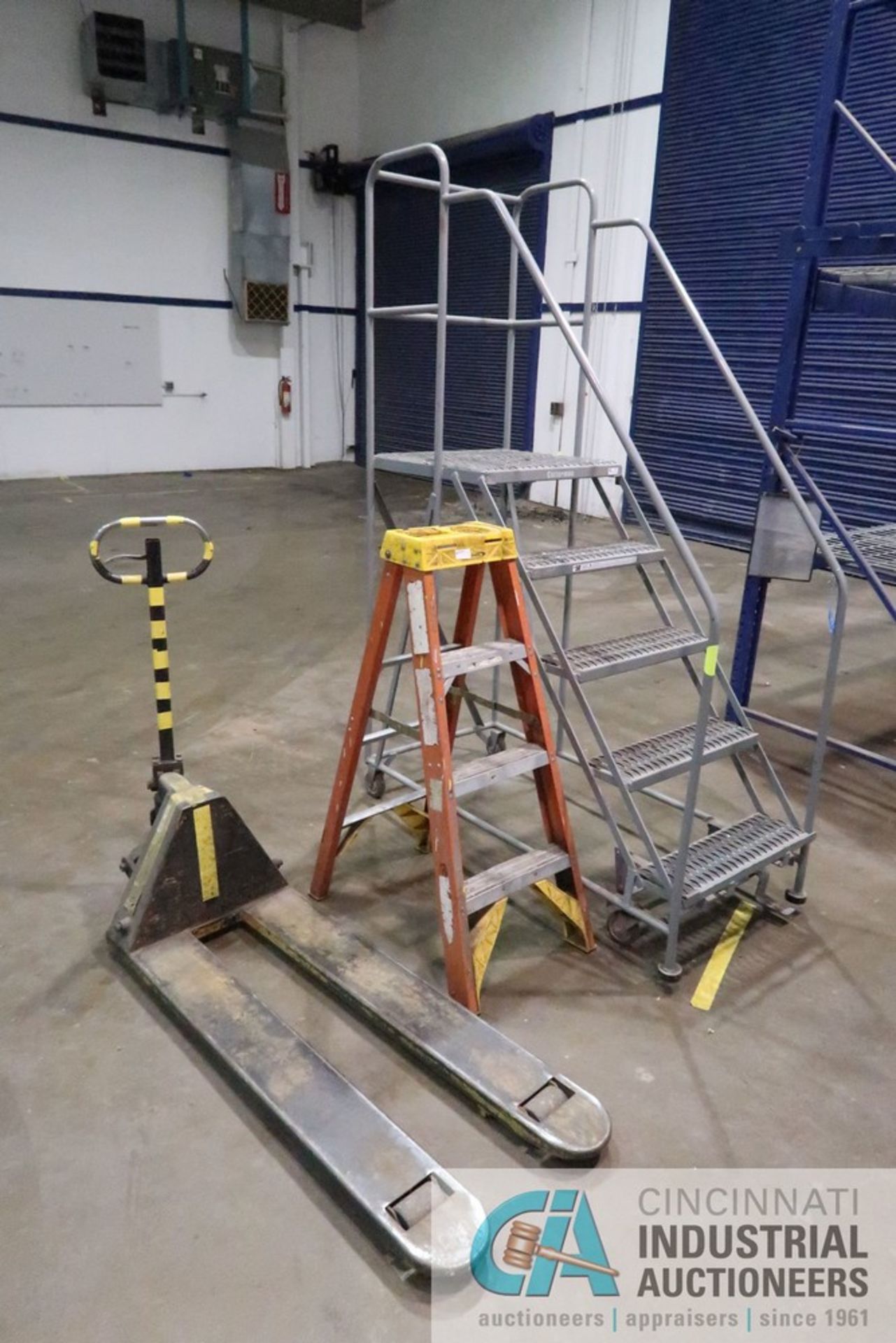 (LOT) 50" PORTABLE SHOP LADDER, 4' STEP LADDER, HYDRAULIC PALLET TRUCK - Image 2 of 5