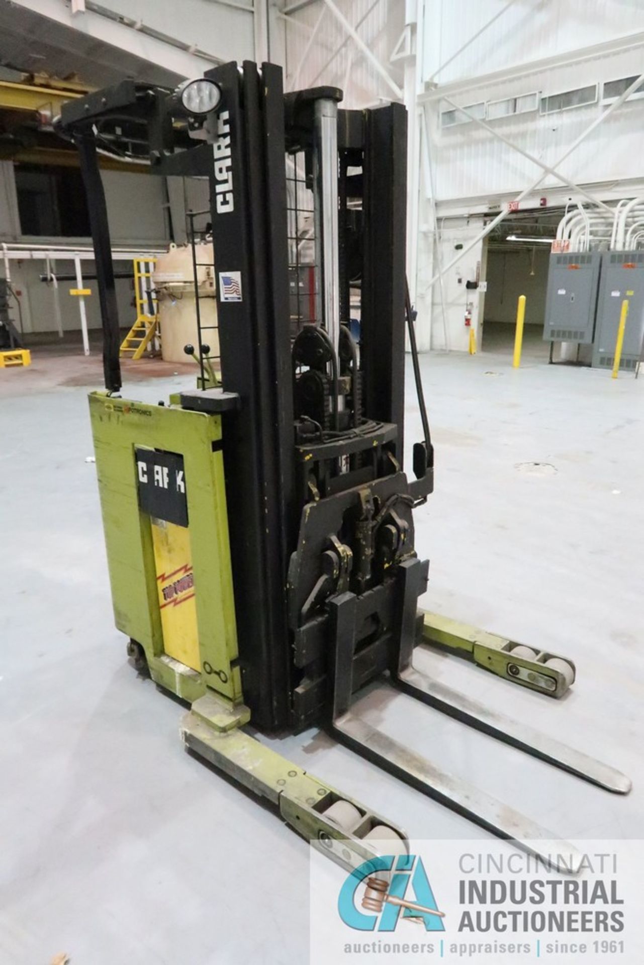 4,000 LB. CLARK NP300-40B ELECTRIC STAND UP LIFT TRUCK; S/N NP-246-0024-54557, 86" 3-STAGE MAST, - Image 3 of 7