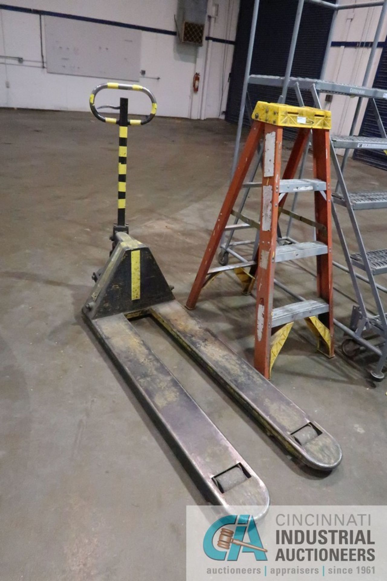 (LOT) 50" PORTABLE SHOP LADDER, 4' STEP LADDER, HYDRAULIC PALLET TRUCK - Image 5 of 5