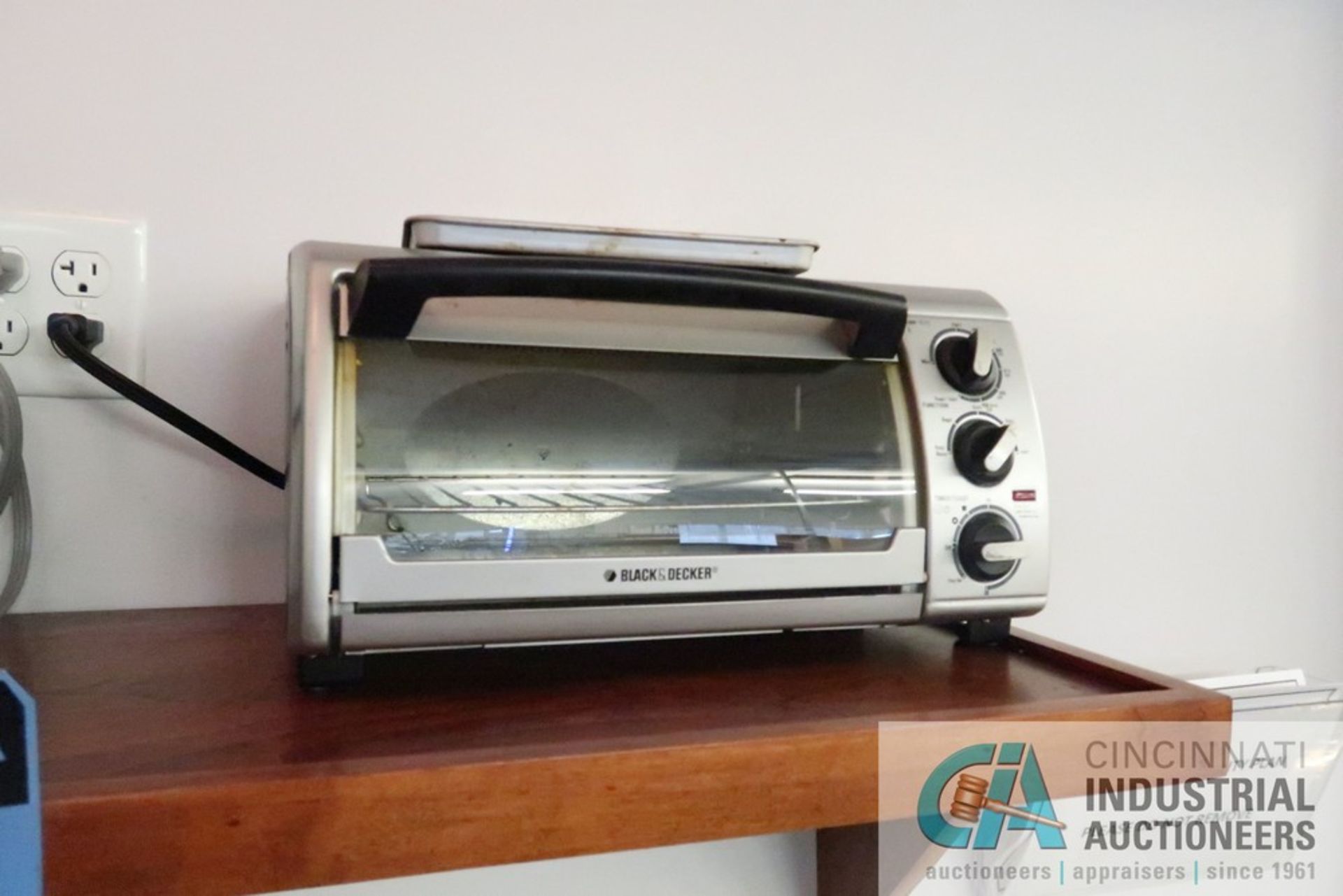 (LOT) (2) MAGIC CHEF MICROWAVES, (1) BLACK AND DECKER TOASTER OVEN - Image 3 of 4