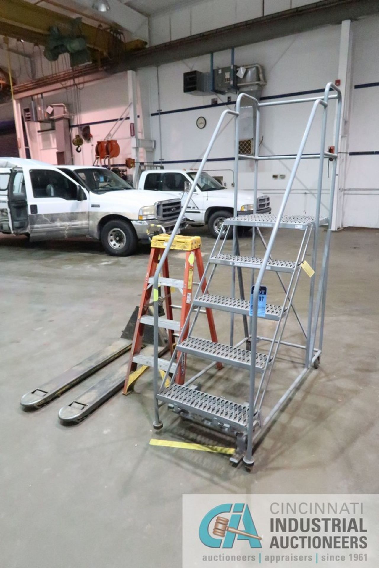 (LOT) 50" PORTABLE SHOP LADDER, 4' STEP LADDER, HYDRAULIC PALLET TRUCK