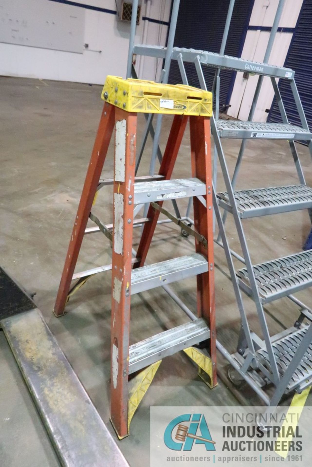 (LOT) 50" PORTABLE SHOP LADDER, 4' STEP LADDER, HYDRAULIC PALLET TRUCK - Image 4 of 5