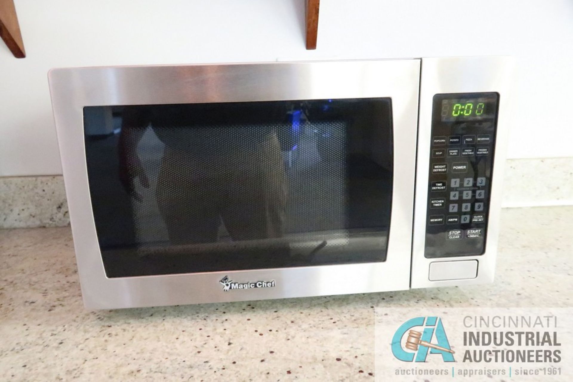 (LOT) (2) MAGIC CHEF MICROWAVES, (1) BLACK AND DECKER TOASTER OVEN - Image 4 of 4