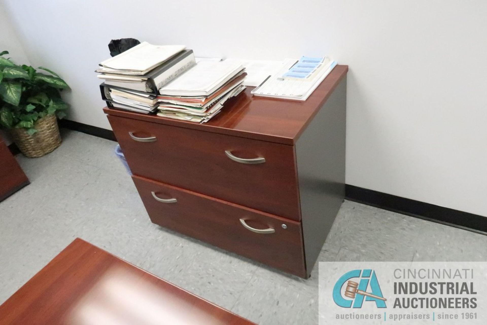 75" X 36" CURVED DESK, 71" X 36" RETURN, (2) 2-DRAWER LATERAL FILES, (1) 5-DRAWER LATERAL FILE - Image 4 of 5