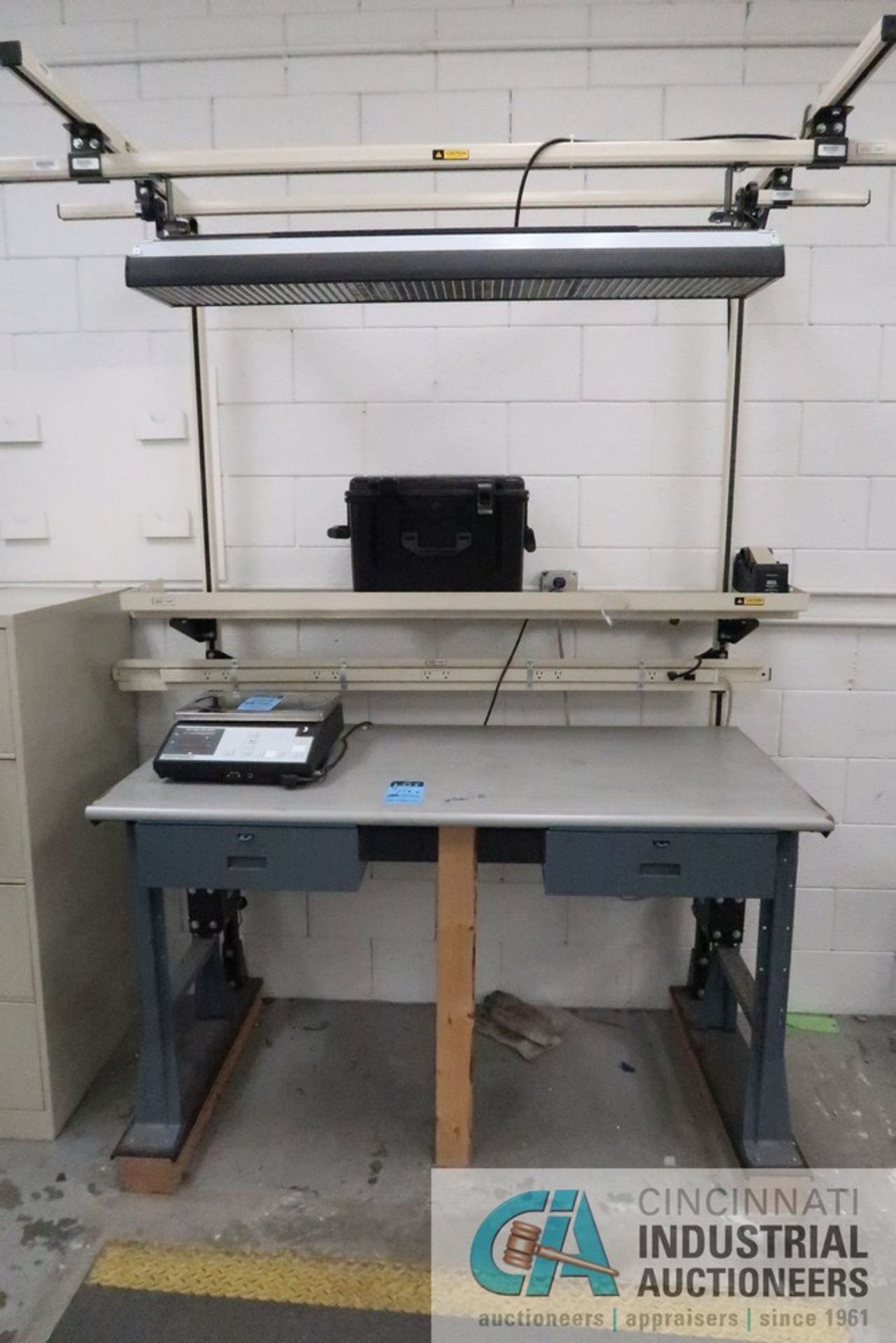 FIRST-WAY MODEL CS12 7001 ELECTRIC COUNTING SCALE WITH TABLE