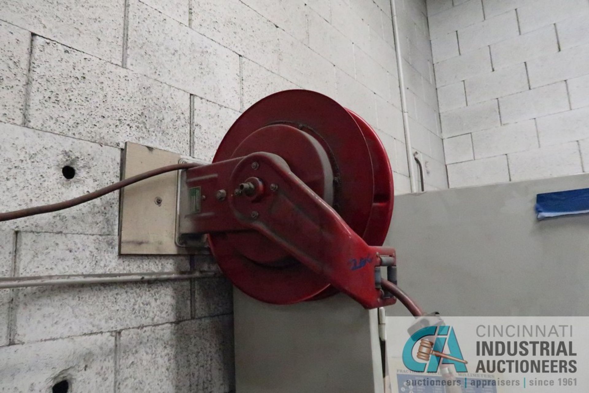 (LOT) (8) AIR HOSE REELS, (2) ELECTRIC CORD REELS - LOCATED IN SHIPPING, WELD SHOP AND FAB SHOP - Image 4 of 5