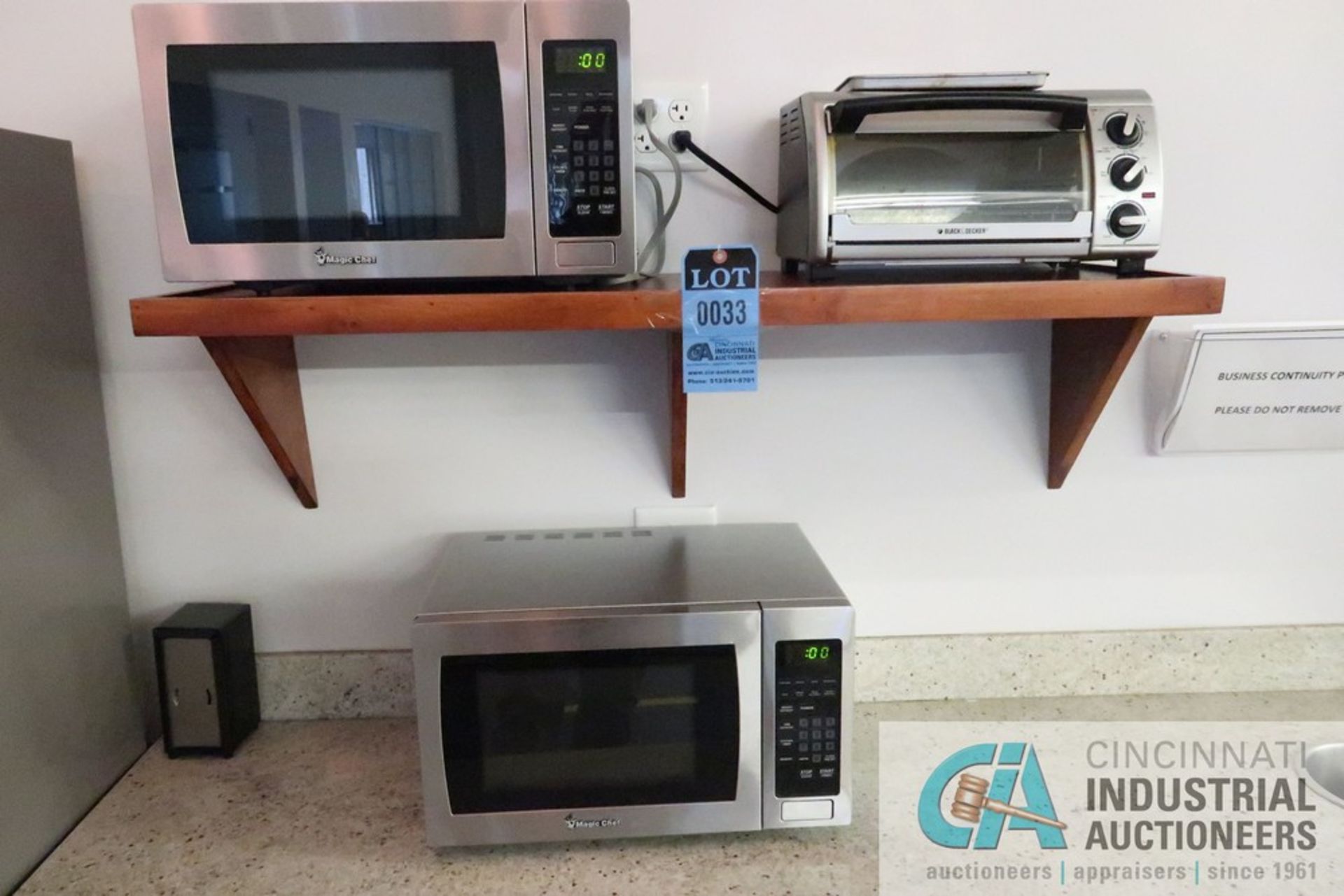 (LOT) (2) MAGIC CHEF MICROWAVES, (1) BLACK AND DECKER TOASTER OVEN