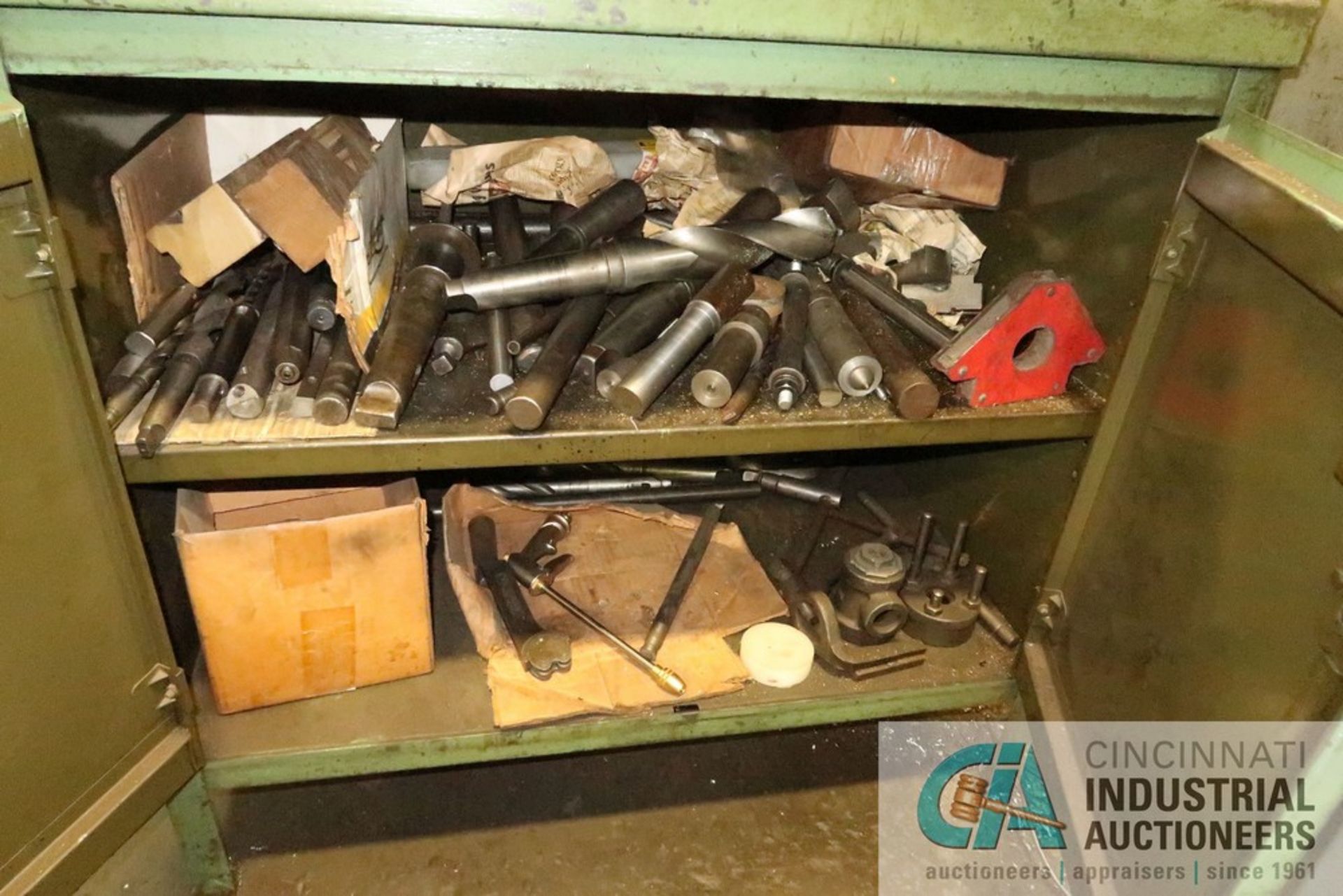 (LOT) CABINET WITH LATHE TOOLING; TOOLPOST WITH HOLDERS, 10" 3-JAW CHUCK, 15" FACE PLATE - Image 3 of 5