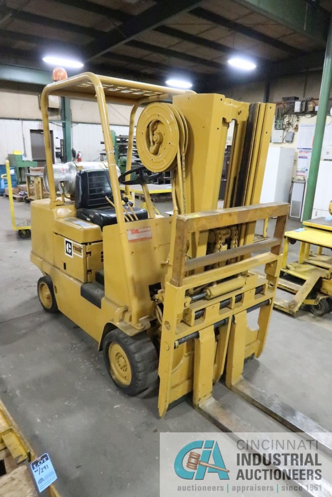 6,000 LB. CATERPILLAR MODEL T60B LP GAS SOLID TIRE LIFT TRUCK; S/N 87W958P, 74" 3-STAGE MAST, 156" - Image 2 of 8