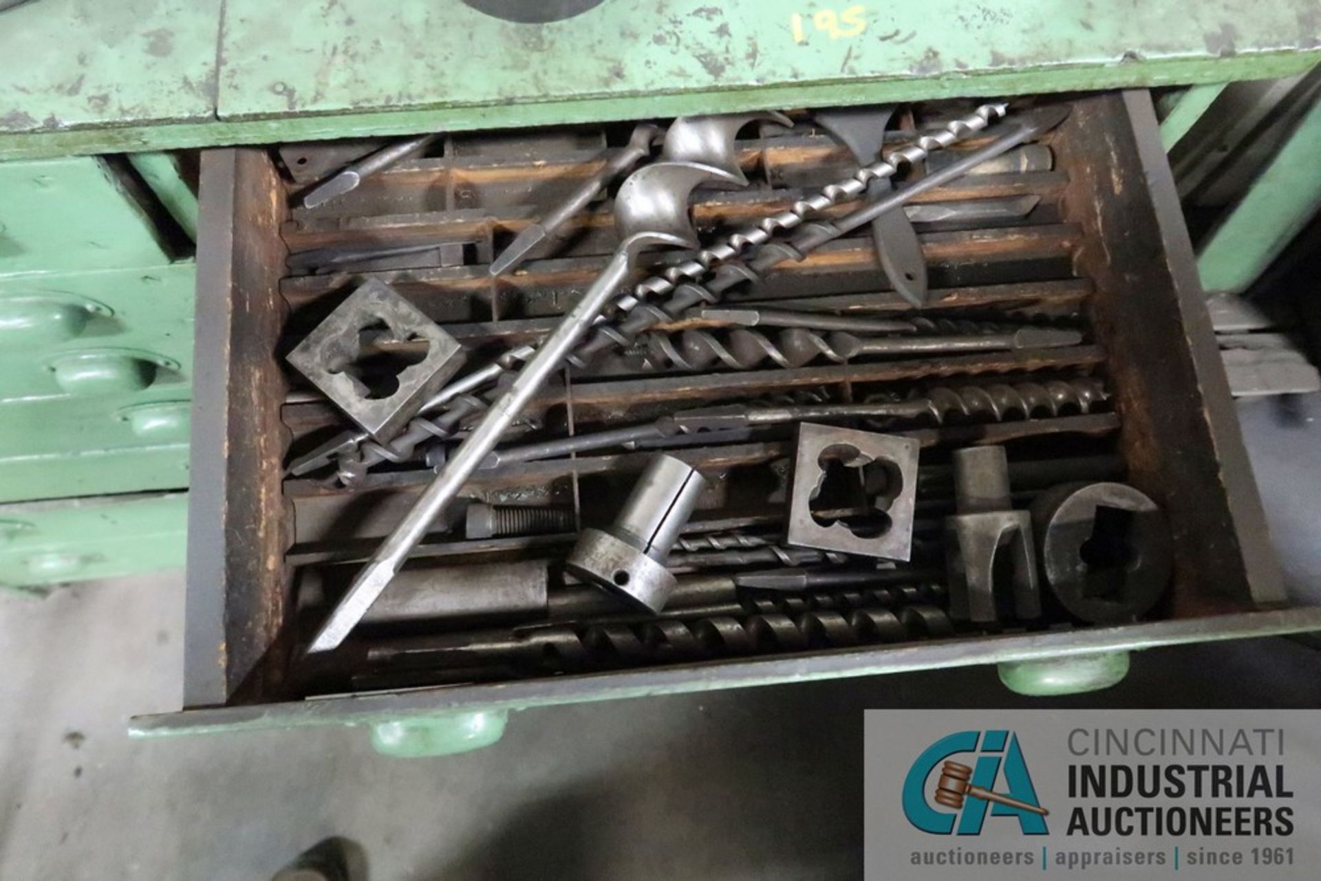 (LOT) CABINET WITH TAP AND DIE TOOLING - Image 4 of 8